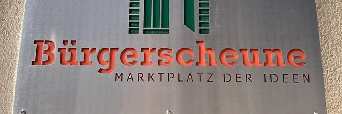 Metallschild mit Aufschrift Bürgerscheune