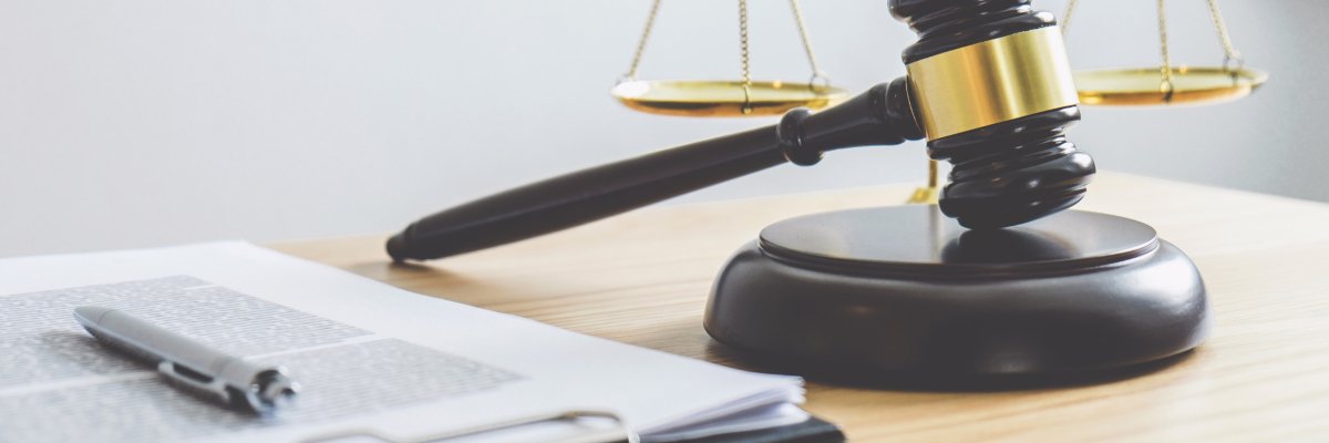 Hammer und Waage der Gerechtigkeit