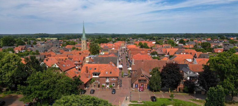 Luftbild mit Sicht auf die Innenstadt Fürstenaus