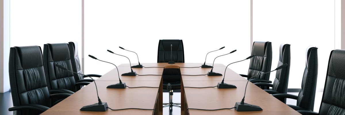 Tisch mit Mikrofonen im Sitzungsraum