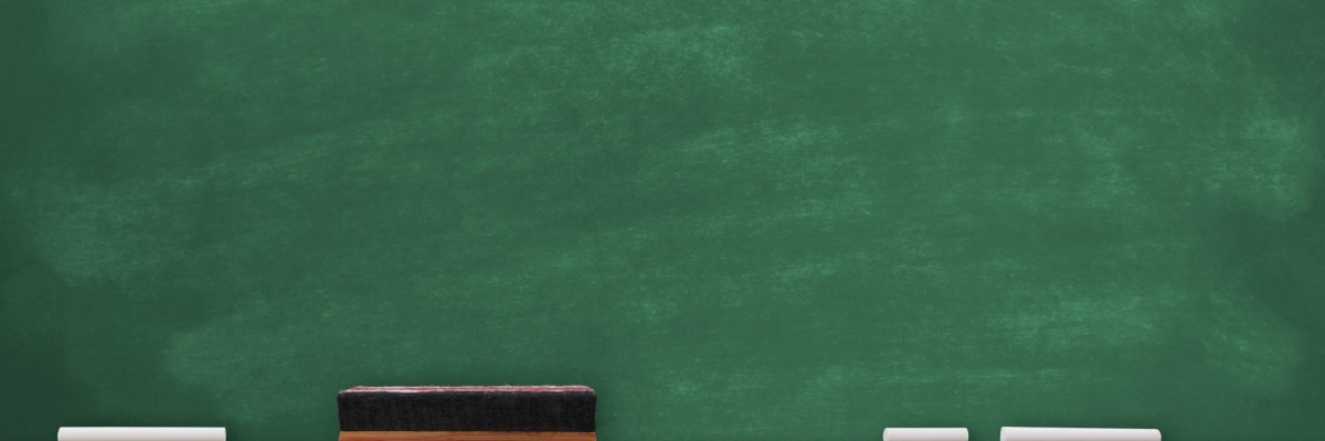 Schultafel mit Kreide und Schwamm