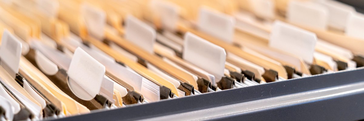 Hängemappen im Aktenschrank in einem Büro