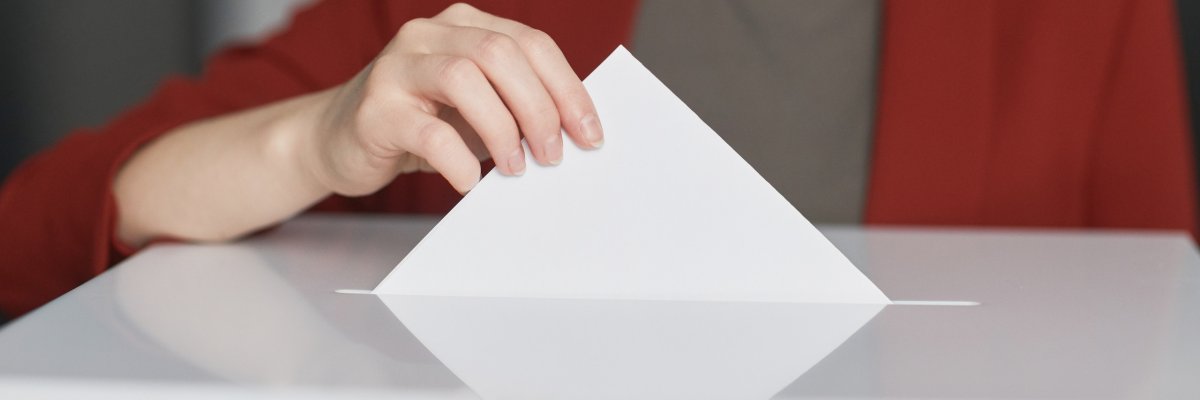 Wahlurne Wahlurne mit Person, die ihre Stimme abgibt