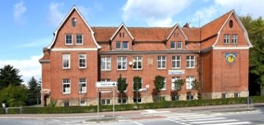 Frontansicht altes Schulgebäude