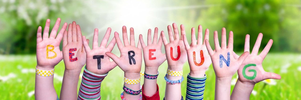 hochstreckende Kinderhände mit der Aufschrift Betreuung vor dem Hintergrund eines Meeres