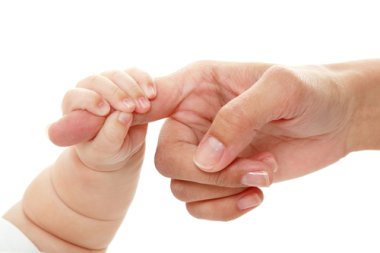 Baby hält Mutters Fingerhand, Vertrauenskonzept für die Familie, isoliert auf weißem Hintergrund