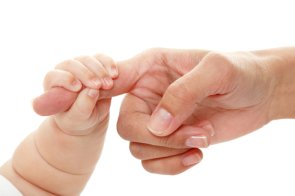 Baby hält die Fingerhand der Mutter Baby hält Mutters Fingerhand, Vertrauenskonzept für die Familie, isoliert auf weißem Hintergrund