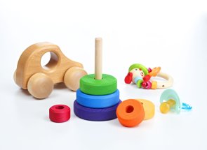 Babyspielzeug aus Holz, Kinderrassel und Schnuller