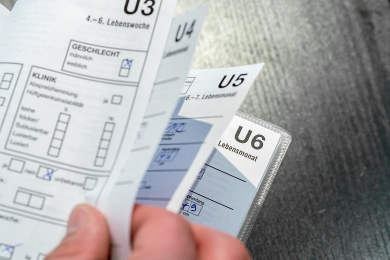 U-Untersuchungen als wichtige medizinische Untersuchungen für die Entwicklung des Kindes Darstellung von Heftseiten für die ersten Untersuchung für das Kind