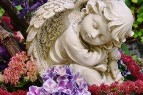 Eine weiße Putte inmitten von Blumen