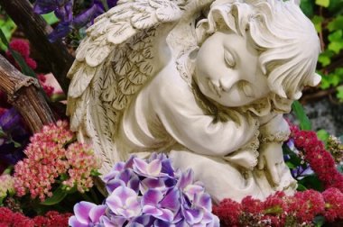 Eine weiße Putte inmitten von Blumen