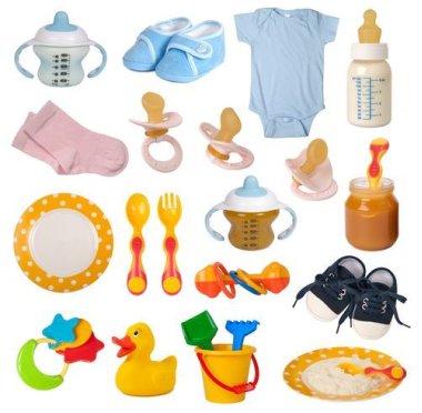 auf weißen Hintergrung sind Gebrauchsgegenstände für Babys, Teller, Schuhe, Besteck, Flaschen, Schnuller, Spielzeug