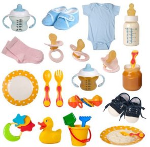 auf weißen Hintergrung sind Gebrauchsgegenstände für Babys, Teller, Schuhe, Besteck, Flaschen, Schnuller, Spielzeug