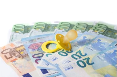 Kindergeld, Kosten rund um das Kind verschiedene Geldscheine mit einem gelben Schnuller