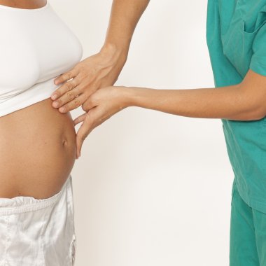 Krankenschwester untersucht eine Schwangere Krankenschwester untersucht eine Schwangere