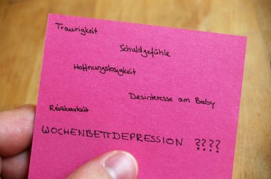 Zettel mit Begriffen rosa Zettel mit Begriffen in einer Hand