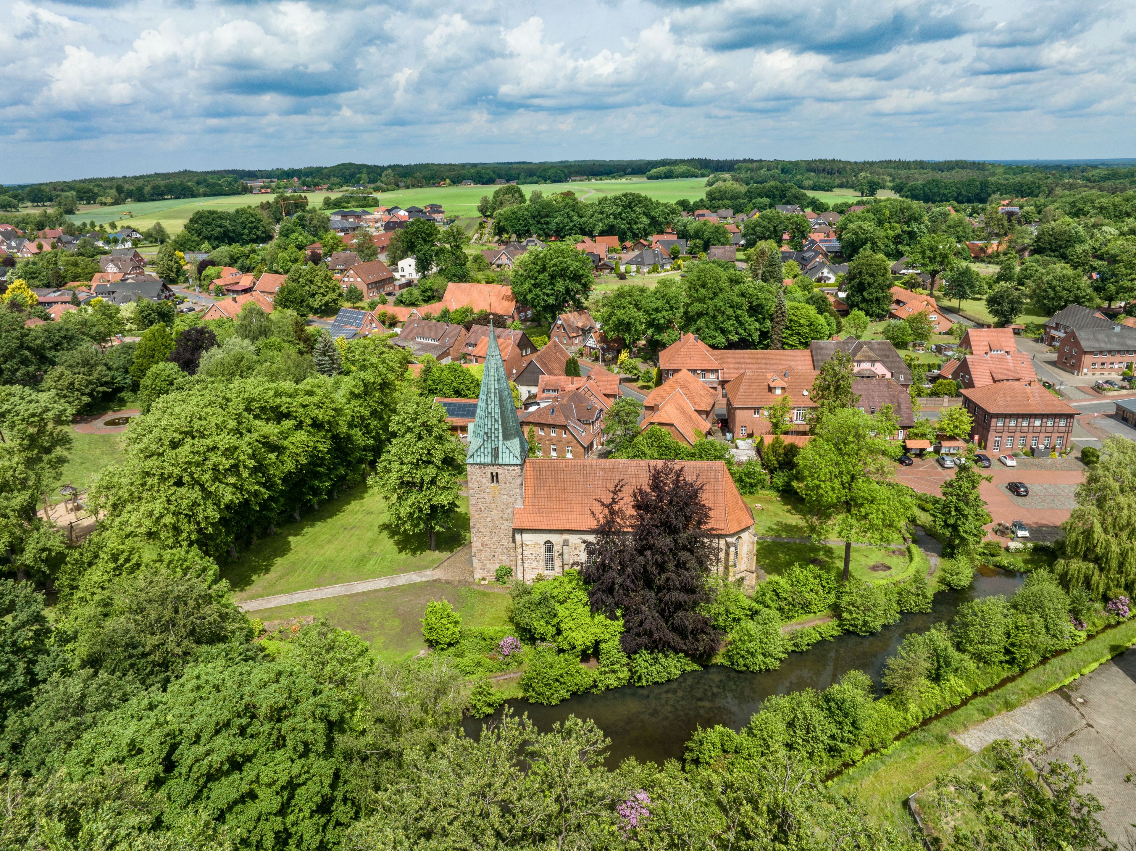 Luftbild des Ortskerns der Gemeinde Bippen