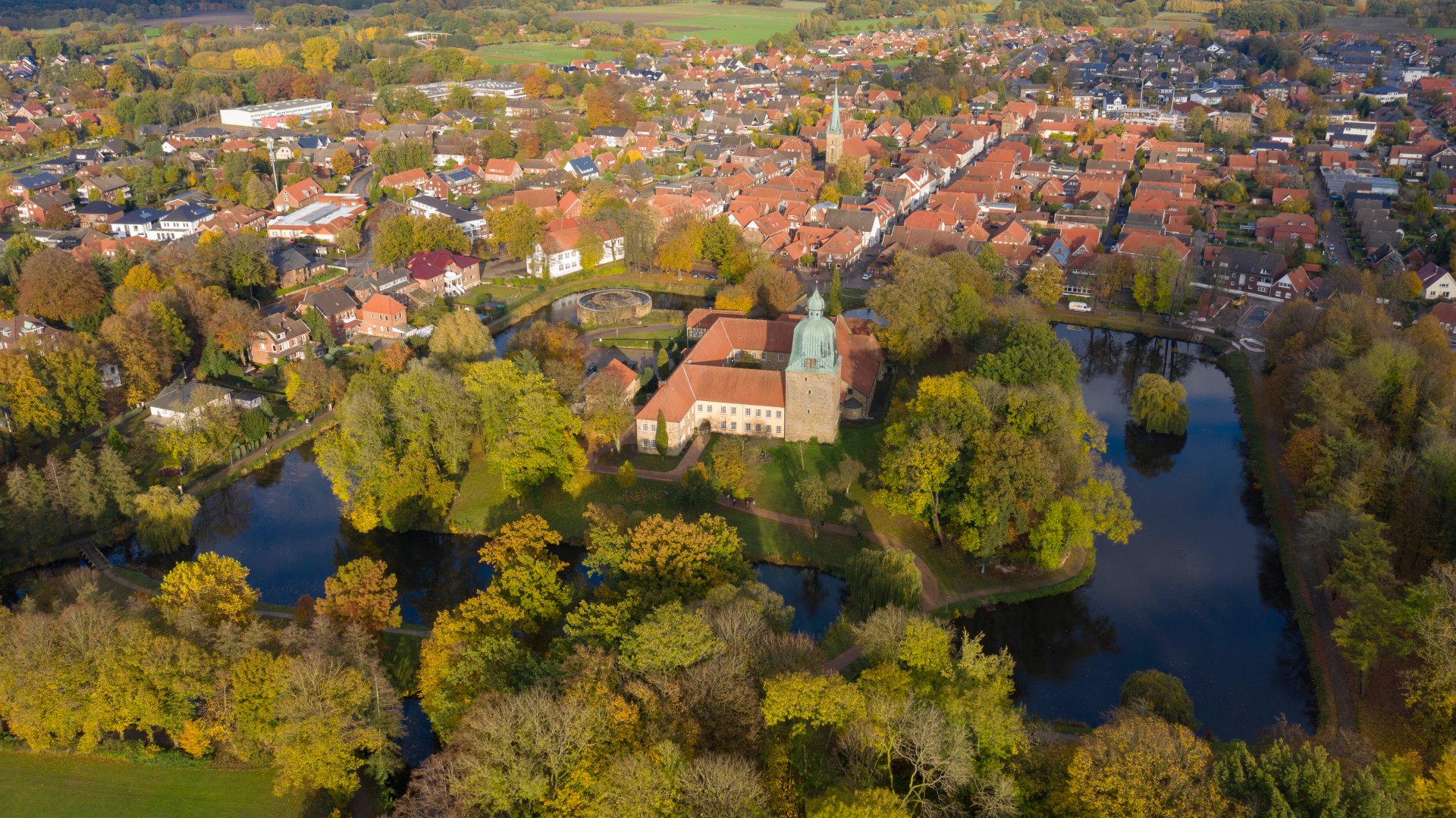 Luftbild der Stadt Fürstenau mit Schloßanlage im Vordergrund