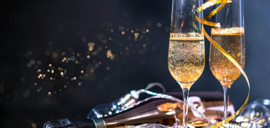 Sektgläser und Luftschlangen