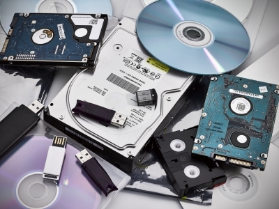 verschiedene Datenträger, Festplatten, Sticks, CDs, Bandlaufwerke, Disketten