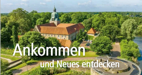 Schloßanlage umrandet von Bäumen, Schriftzug Ankommen und Neues entdecken