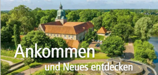 Schloßanlage umrandet von Bäumen, Schriftzug Ankommen und Neues entdecken