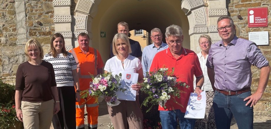 Dienstjubiläen Brigitte Geers und Hartmut Drees, Samtgemeindebürgermeister Wübbel und weitere Kolleginnen und Kollegen