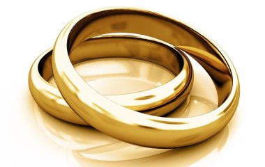 zwei übereinander liegende goldene Eheringe