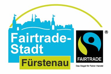 Schriftzug Fairtrade-Stadt Fürstenau, blauer Hintergrund ist die Silouette der Stadt, dazu das Logo von Fairtrade