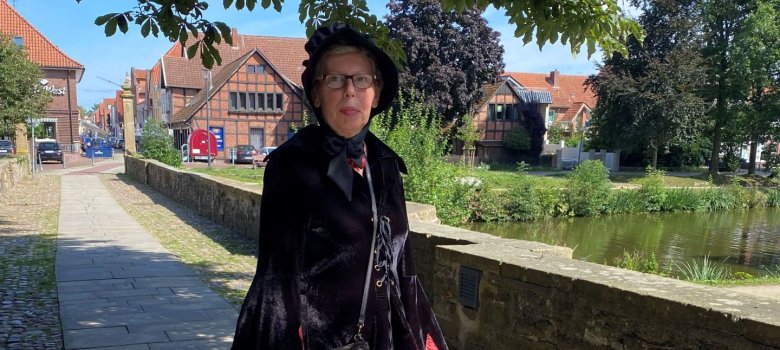 Frau Brücke altes Gewand