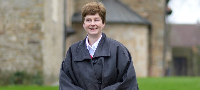 Frau mit Kostüm und Korb draußen