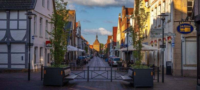 Große Straße Innenstadt bei abendlichen Sonnenlicht